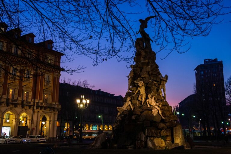 Torino: una “mole” di segnali esoterici. Piazza Statuto e il Genio alato